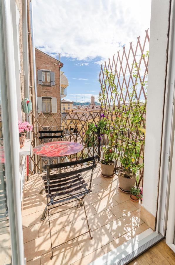Inner Bo, Terrazzino Vista Tetti In Centro Storico Bologna Exterior photo